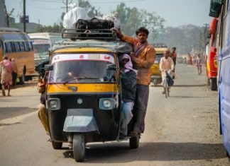Jak se řídí automobil v Indii? Na silnicích zde denně umírají stovky lidí